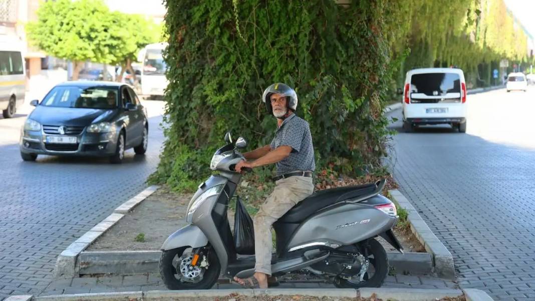 Adana’da Betonun İçinde Yeşil Mucize! Metro Geçidi Sarmaşıklara Büründü 5